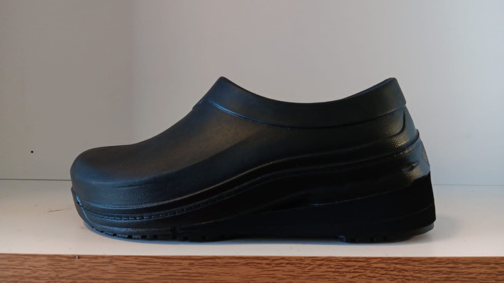 Medical clog with custom insole